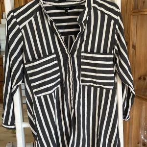 Skjorta  - 3/4 skjorta från Vero Moda i storlek XS. Tyget är nästan som silke, väldigt lent oxh mjukt 