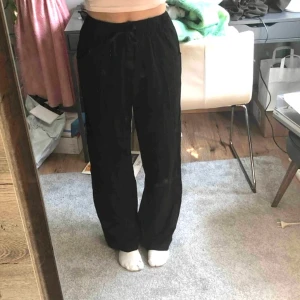 svarta linnebyxor - ( första bilden är lånad ) säljer nu mina svarta midrise linnebyxor med fickor både fram och bak i fint skick. Priset kan diskuteras vid snabb affär 💓