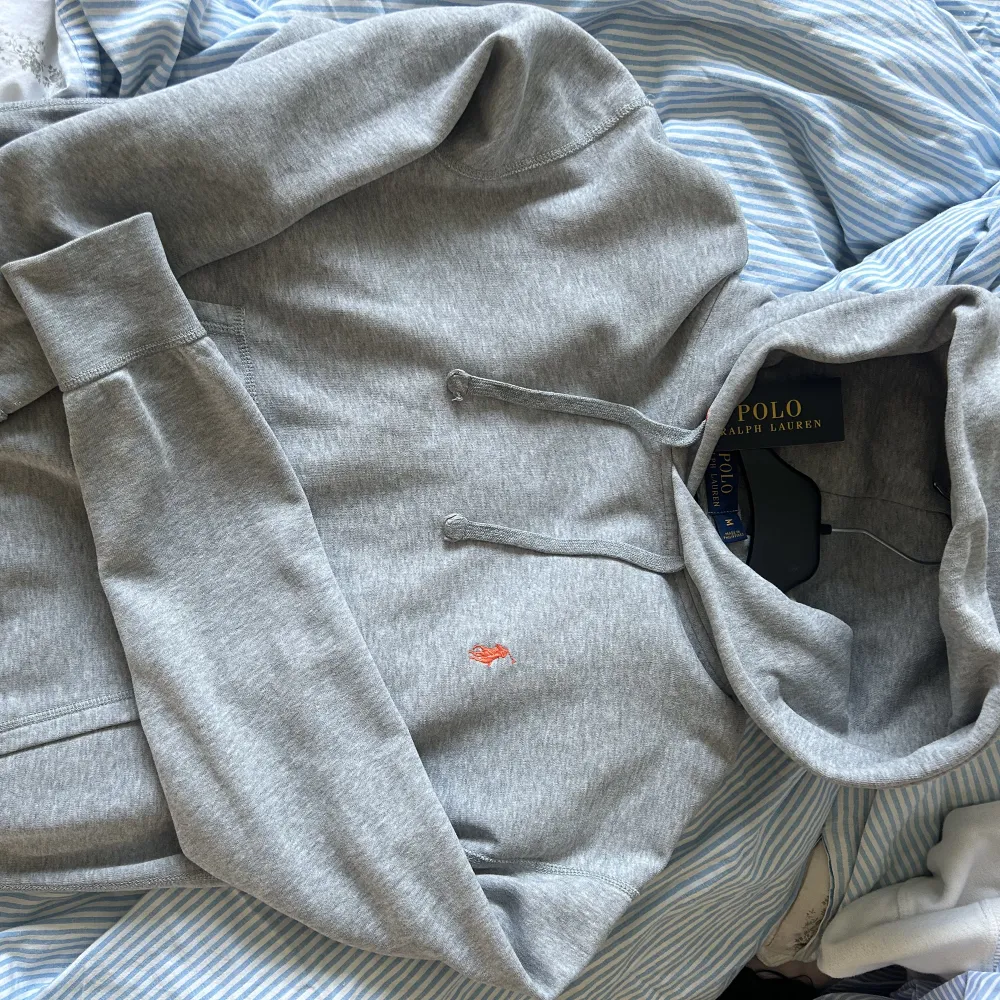 Säljer denna fina gråa Ralph lauren hoodien. Helt ny och aldrig använd. Ny pris 1500 kr. Tröjor & Koftor.