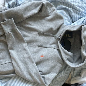 Ralph lauren hoodie - Säljer denna fina gråa Ralph lauren hoodien. Helt ny och aldrig använd. Ny pris 1500 kr