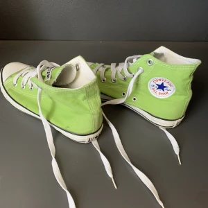 Converse - Bra skick och inga skador förutom den lilla fläcken som syns på första bilden