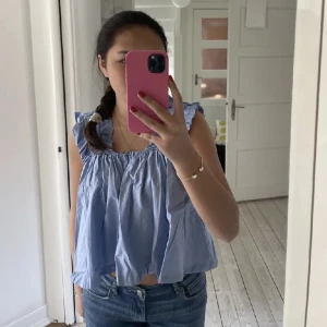 Volang topp - Jättefin volang topp, i nyskick. Kommer ifrån ginatricot i storlek xs! Hör av er vid frågor! 