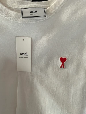 Ami t-shirt - Säljer denna super fina ami-T-shirt som enbart är använd en gång. Super fint skick och i storlek s. Köpt för 600 kr