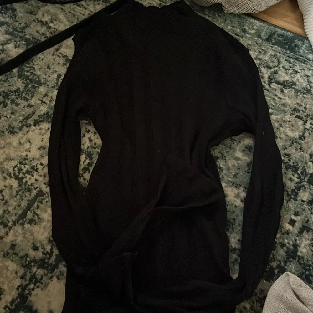 En svart ribbad tröja från Gina tricot. Strl Xs och knappt använd med inga skador. Med slits i armarna.. Toppar.