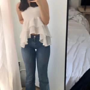 Kjol - En kjol dom kag har använt som tröja också vit och inga skador säljer för jag rensar ut kläder