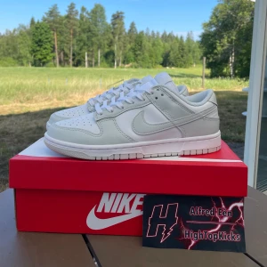 Nike Dunk Low ”Photon Dust” - Storlek: 42, Cond: 10/10 DS, ALL OG✅, . Ett par riktigt fina låga dunks nu när det är sommar, matchar med allt och är dessutom sköna!