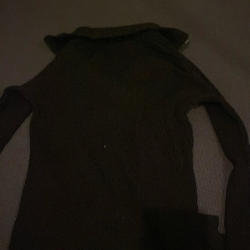 Långärmad zip up tröja från H&M. Inte används så mycket och k ett fint skick. Storlek S👍🏻💗. Toppar.