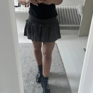 Volang kjol - Söt volangkjol med glitter i. Den är i en större storlek, jag brukar ha s och passar bra på mig😊