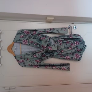 Blommig byxdress i siden - Turkod byxdress från Andrea Hedenstedt NA-KD med rosa blommor på i siden. Knyt i midjan och resår. Luftig modell i otroligt vackert material. 