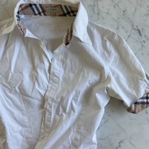 Burberry blus - Skjortblus från Burberry! Elegant. Strl S. Går att knäppa ända vägen upp till kragen eller ha lös! Obs: knapparna är inte lösa, det är bara lösa trådar bredvid 