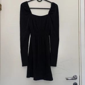 Svart klänning - Klänningen är aldrig använd, den är i knähöjd. Man kan även ha den om man har storlek S.