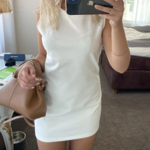 Finaste klänningen  - Säljer denna så snygga klänning! Köpt på Zara för 1-2 år sen och inga defekter överhuvudtaget💕 