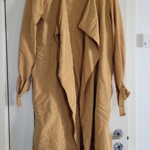 Kläder  - Brun trench fr Bershka stl 38,100kr Tunn tröja fr noa noa xxl,50 kr Bikerjacka 38,zara, sliten runt halsen, 50 kr 
