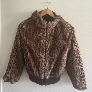 Leopard jacka  - Fluffig fejk leopard jacka i fint skick. Den är lite croppad, har fickor och en oversized luva. Armarna går att förlänga då jag har sytt up dem. 