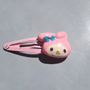 Hårspänne  -  För mer info skicka pm.  Kan skicka med brev om önskas. Köparen står för frakten. Ansvarar inte för paketet under frakt.