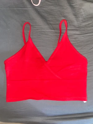 Röd topp - Snygg röd topp från FB sisters som inte längre kommer till användning Bra skick då den endast är använd fåtal gånger, inte riktigt min stil Skriv gärna om ni har frågor eller vill ha fler bilder🌸