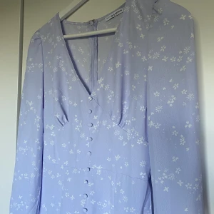 Sommarklänning  - Otroligt vacker sommarklänning från Nelly i Midi längd. Endast använd en gång och är i nyskick. 