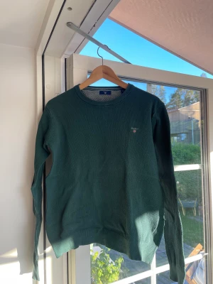 Stickad gant tröja  - Svin snygg gant tröja med modern design. Sitter skönt och passar bra till allt! Inga skador eller fläckar.