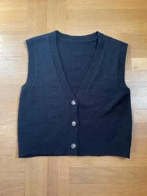 Stickad väst - En svart stickad väst 👔 Bra skick, Passar typ alla storlekar. Passar perfekt med en vit kortärmad skjorta jag säljet just nu, köper du båda får du fri frakt 🤩