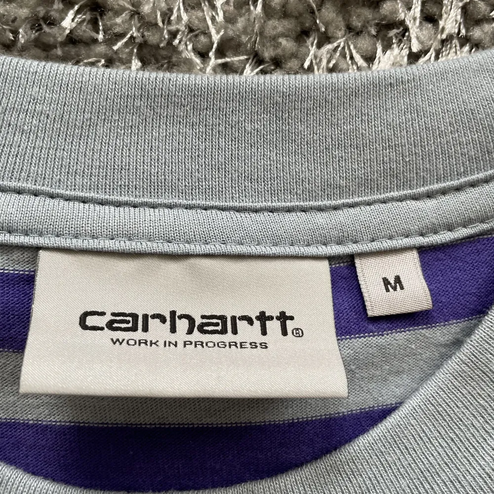 Släljer denna Carhartt tröjan i storlek medium eftersom jag ej använder den. Den är i mycket gott skick och nästan oanvänd!. Tröjor & Koftor.