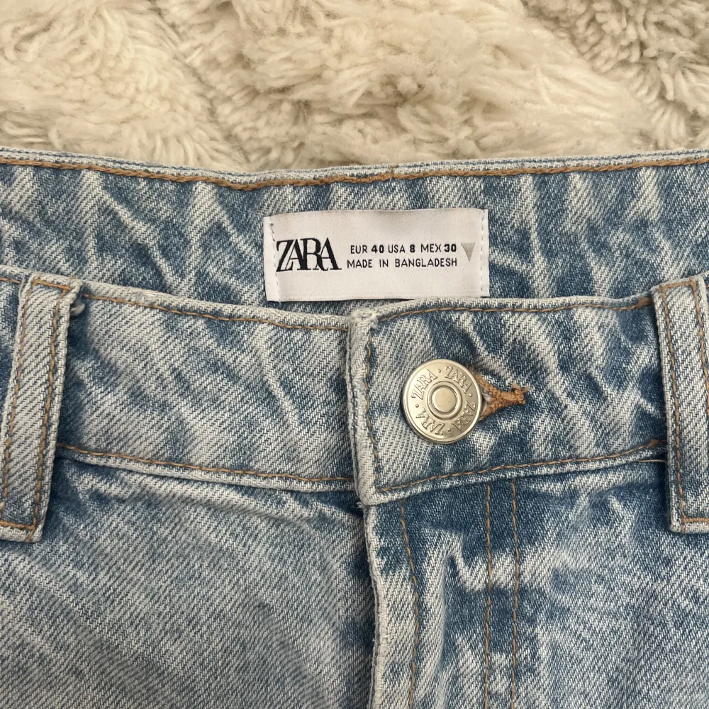Säljer mina superfina jeansshorts från zara!🤍De är i storlek 40, men små i storleken så passar även 38. Köparen står för frakten!🤍. Shorts.