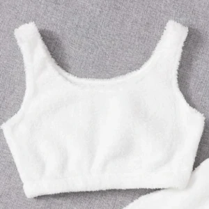 Fluffig croptop - En vit, super skön, fluffig topp. Knappt använd