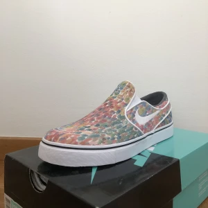 Rare Nike SB Slip On - Cond: 10/10 DS Size: US 5 / EU 37.5 Bud: 699 Bin: 899