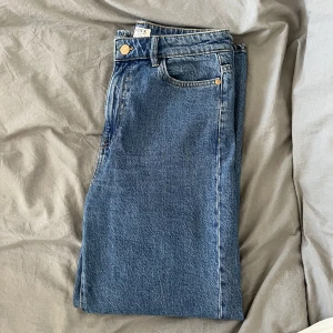 Jeans - jättefina jeans från lindex, endast använd någon gång, jättebra skick!! Skriv för fler bilder!!
