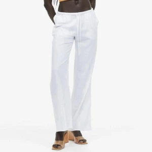 Linnebyxor  - Säljer nu mina vita linnebyxor då jag tycker dom är aningen för korta för mig. Passar bättre på någon som är 160. Vid flera intresserade så startar jag en budgivning.