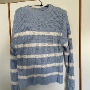 Stickad tröja - Skön stickad tröja, är mer ljusblå i verkligheten. Från lager 157
