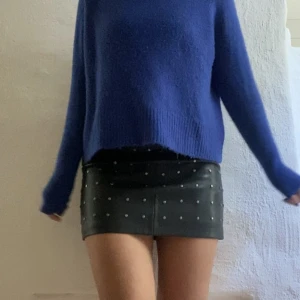 Skinnkjol - Säljer en svin ball skinnkjol med silvriga nitar från Zara🖤🖤 Storleken är Xs men skulle även kunna passa S/M☺️ 