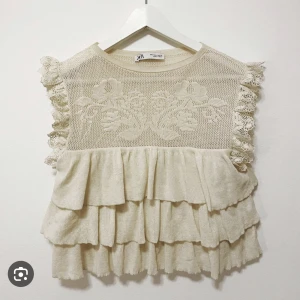 Zara volangblus stl s - Säljer den populära volangblusen från zara som är slutsåld. Storlek s, knappt använd.💞🌸