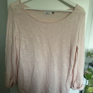 Tröja  - Säljer denna tunna tröja från only. Aldrig använd som ny. Knappar på armarna. Hör av dig vid intresse 💖