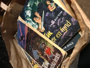 ❗️INTRESSEKOLL❗️ - Originala Fem böcker från 50 och 60 talet. 📚19 st, vet inte vad de är värda så du kan säga vad du tycker de är värda. Fråga bara om du vill ha fler bilder så fixar jag. 🤍 Säljs gärna alla tillsammans pga det är en samling. Ska nog bara slängas annars. 
