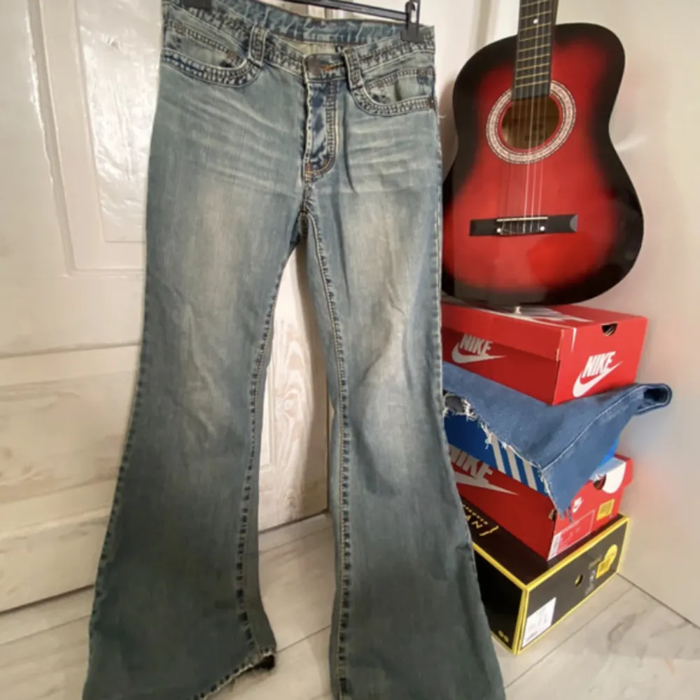 Säljer dessa lågmidjade jeansen då den är lite för stora på mig. På bilderna ser man defekterna som är på dem ❤️ . Jeans & Byxor.