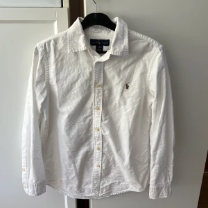 Ralph Lauren skjorta - Säljer en Ralph Lauren skjorta i storlek 16/XS. Har bara använt den vid vissa tillfällen och då var den sparsamt använd. 300kr eller bud