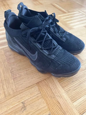 vapor max - Vapor max till salu då jag inte tyckte om sulan. Använda 4 ggr så bra skick 9/10. Storlek 45, 29 cm lång sula