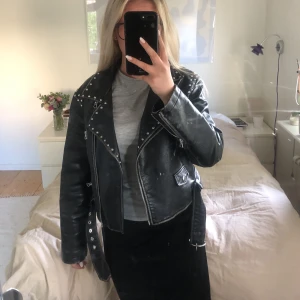 Jacka i konstläder💗 - Jättefin jacka med nitar, som bara är använd tre gånger så i jättebra skick☺️🫶🏻