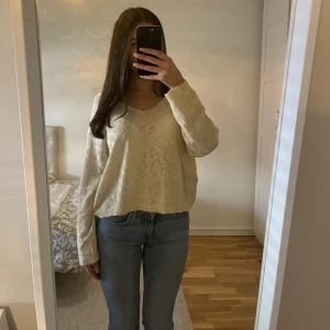 Beige Tröja - Superfin somrig beige tröja, köpt på Mango. Säljer då det inte riktigt är min stil längre, 70 kr.🤍 Köpare står för frakt :)
