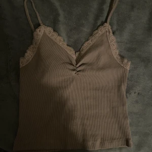 brunt linne med spets  - gulligt linne från bikbok, sparsamt använd <3 