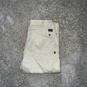 Benvita cargo-byxor - Aldrig använda med lapp kvar.  Jag är 178cm lång. 