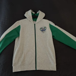 KENZO ZIP HOODIE (pris kan diskuteras) - säljer denna gamla men väldigt sparsamt använda kenzo hoodien då den är totalt för liten (storlek 14år), inga flaws 10/10 kondition. Svår att hitta nu förtiden så lätt o tjäna pengar på denna speciellt i sådant skick. Pris när köpt:2500kr 
