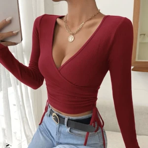 Röd tröja - En fin röd tröja från shein köpt för 109kr men säljer för 50kr. priset kan diskuteras 