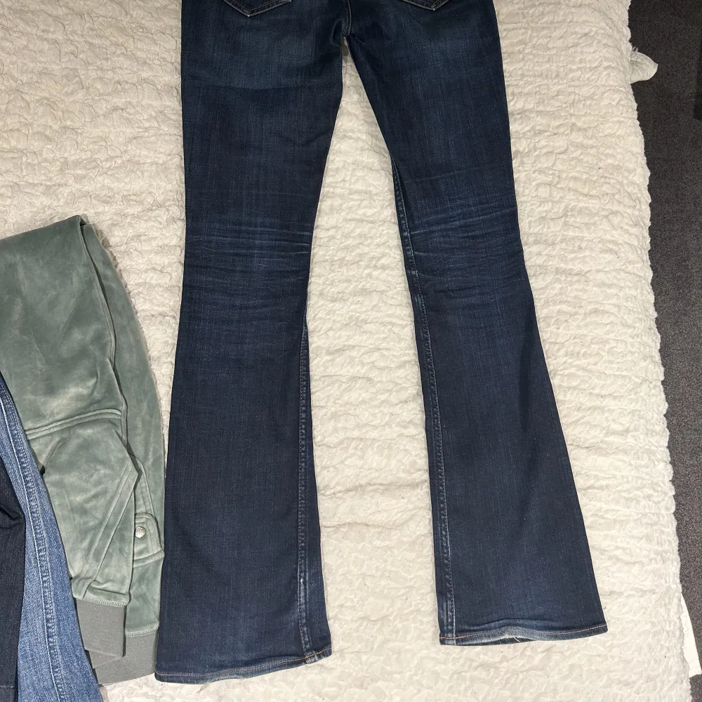 Säljer mina favvvo Lågmidjade bootcut jeans från märket KOI. Jättefin färg och bra skick!!! . Jeans & Byxor.