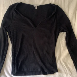 Svart topp - Supersnygg svart långärmad topp i XL men passar som L och M. Helt oanvänd och i superbra skick. Frakt:66kr🫶🏽
