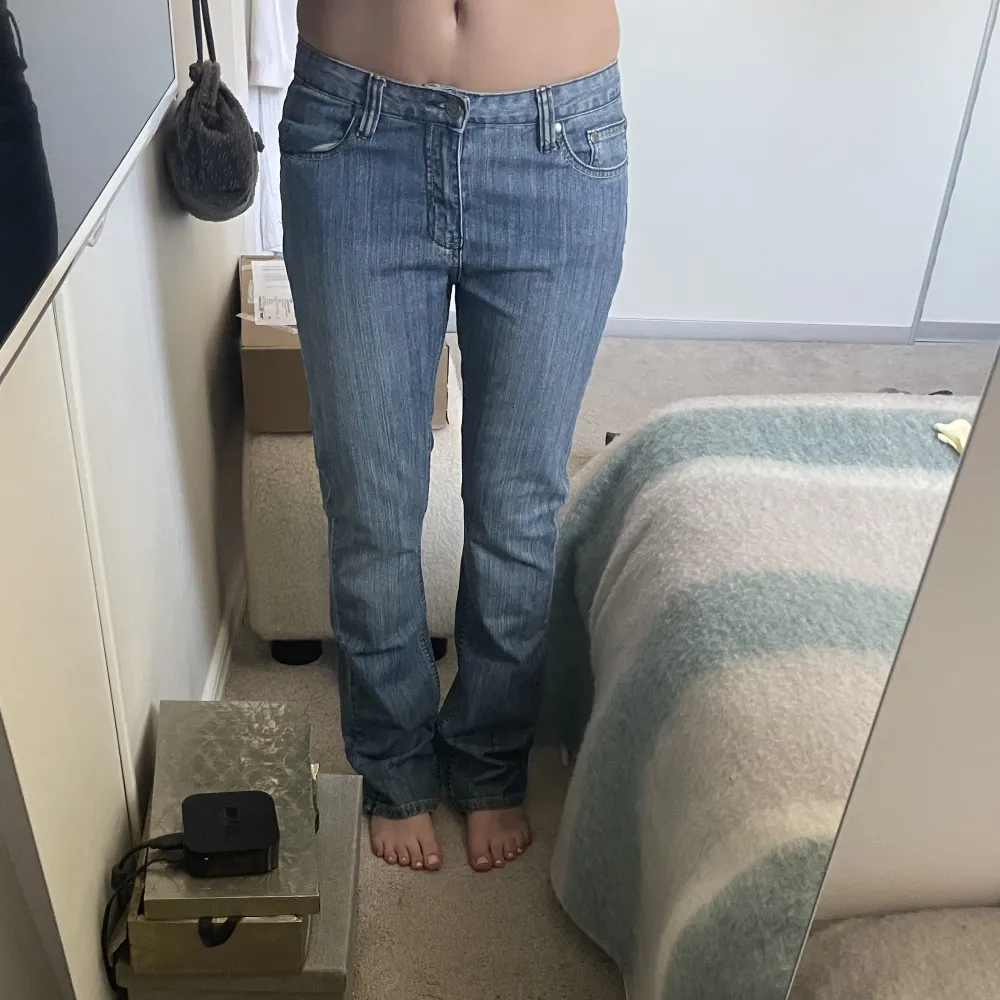 Supersnygga lågmidjade jeans i en fin blå färg. Långa på mig som är runt 170 och superfina i sommar ! 💗. Jeans & Byxor.