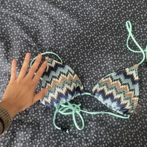 Missoni inspirerad bikini topp  - Superfin!! Storlek 40, men går och reglera så passar någon med B-D kupa S-L. Aldrig använd.