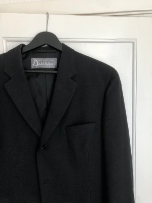 Svart Kavaj - Svart kavaj från Esquire i strl M-L. Sitter oversized på mig som är S. Fint tyg och passform!