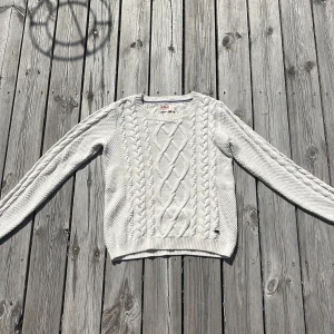 Vit kabelstickad tröja - Snygg, vit kabelstickad tröja i storlek s. Perfekt för tidig höst och sena sommarkvällar.