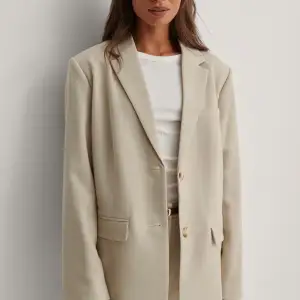 Säljer denna oversized beige kavaj då de inte kommit till användning. Nyskick.